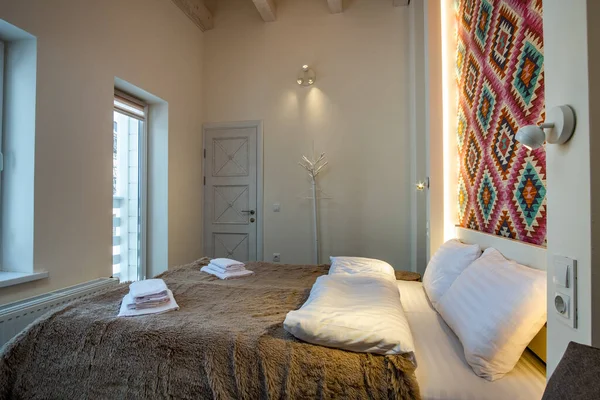 Interior Amplio Dormitorio Hotel Con Ropa Cama Fresca Una Cama — Foto de Stock
