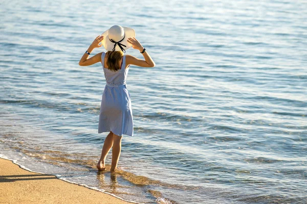 Giovane Donna Cappello Paglia Vestito Piedi Sola Sulla Spiaggia Sabbia — Foto Stock