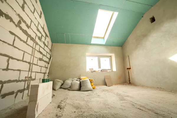 Interior Uma Sala Apartamentos Com Paredes Nuas Teto Construção — Fotografia de Stock