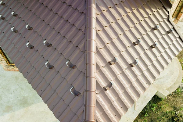 Detailní Pohled Střechu Domu Pokrytou Hnědými Plechy — Stock fotografie