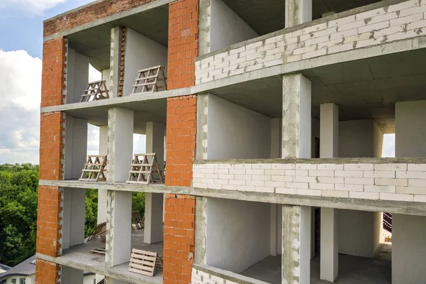 Neue Wohnhausfassade Mit Vielen Fenstern Und Flachräumen Bau — Stockfoto