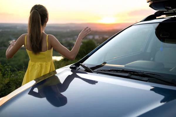 Mujer Joven Feliz Vestido Amarillo Pie Cerca Vehículo Mirando Atardecer — Foto de Stock