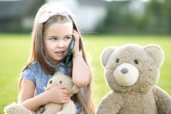 Hübsches Mädchen Sitzt Sommerpark Auf Grünem Gras Mit Ihrem Teddybär — Stockfoto