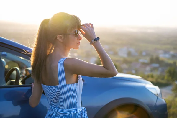 Glückliche Junge Fahrerin Blauem Kleid Genießt Lauen Sommerabend Neben Ihrem — Stockfoto