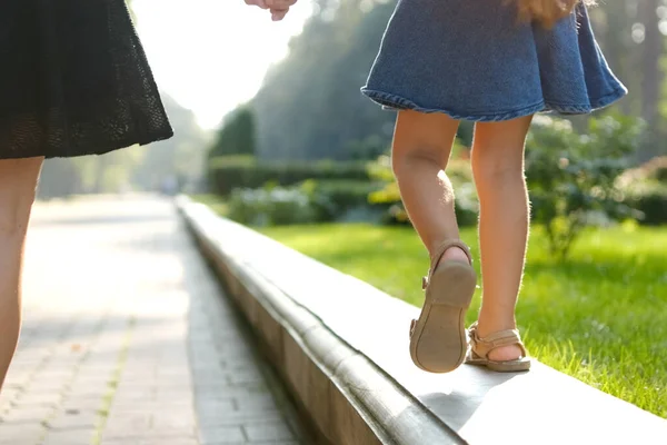 Mom Her Small Daughter Long Hair Walking Together Holding Hands — Stock Photo, Image