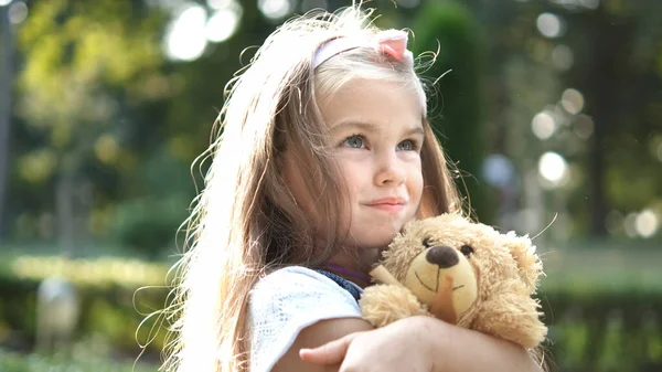 Mooi Kind Meisje Spelen Met Haar Favoriete Teddybeer Speelgoed Buiten — Stockfoto