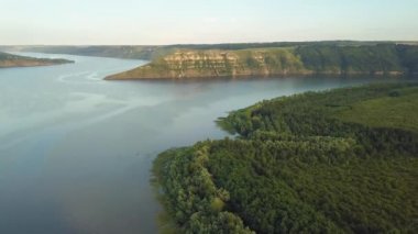 Süpermarketin otoparkında ya da indirimli araba pazarında birçok arabanın üst düzey görüntüsü..