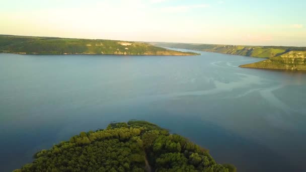 Flygfoto Över Breda Dnister Floden Och Avlägsna Steniga Kullar Bakota — Stockvideo