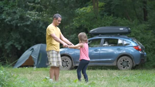 Счастливый Отец Крутит Свою Улыбающуюся Дочь Держа Руки Лагере Летом — стоковое видео