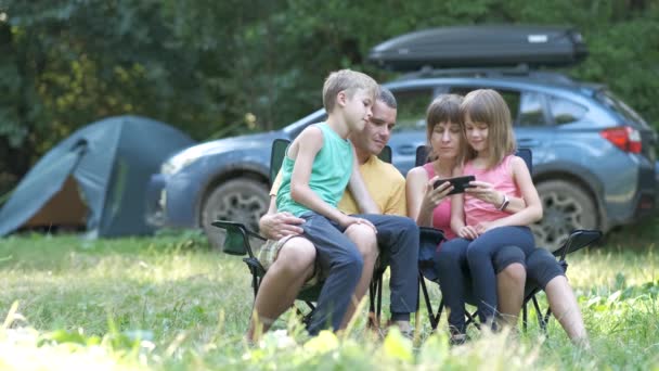 Joyeux Jeune Famille Reposant Ensemble Camping Prenant Des Photos Selfie — Video