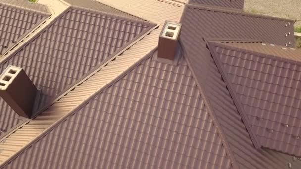 茶色の金属タイルシートで覆われた家の屋根構造の空中ビュー — ストック動画
