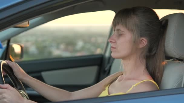 Jonge Vermoeide Vrouwelijke Bestuurder Rustend Achter Het Stuur Van Haar — Stockvideo