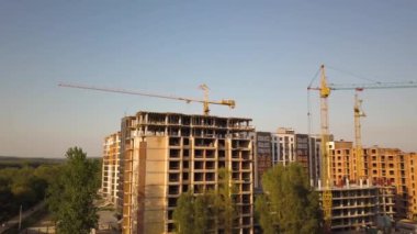 İnşaat halindeki uzun apartmanların havadan görünüşü.