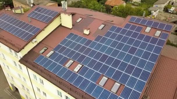 Légi Kilátás Naperőmű Kék Fotovoltaikus Panelek Szerelt Apartman Épület Tetején — Stock videók