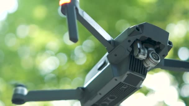 Helicóptero Drone Com Hélices Embaçadas Câmera Vídeo Voando — Vídeo de Stock