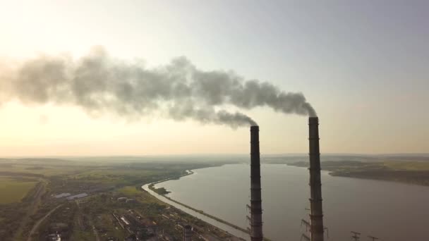 Légi Felvétel Magas Kéménycsövekről Szürke Füsttel Szénerőműből Villamosenergia Termelés Fosszilis — Stock videók