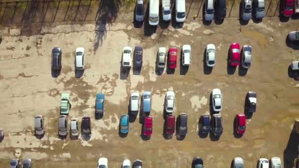 Widok Góry Dół Starego Parkingu Zniszczoną Brudną Powierzchnią Wieloma Zaparkowanymi — Wideo stockowe