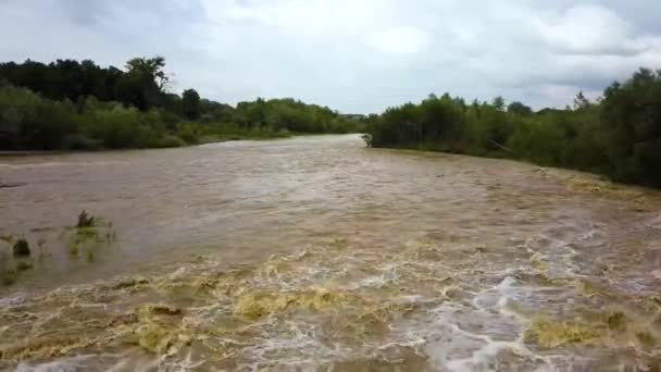 Bred Smutsig Flod Översvämningsperioden Kraftiga Regn Våren — Stockvideo