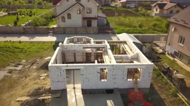 İnşaat alanındaki tamamlanmamış ev duvarlarının havadan görüntüsü.