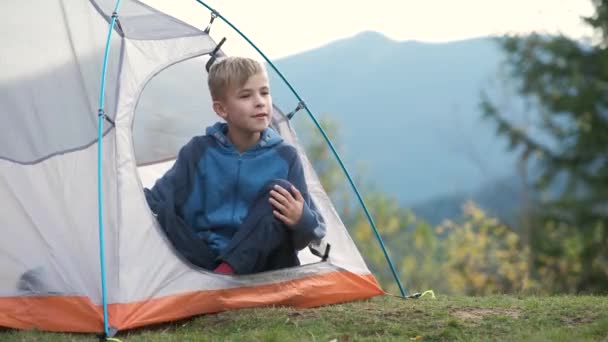 Randonneur Enfant Garçon Reposant Dans Une Tente Touristique Camping Montagne — Video