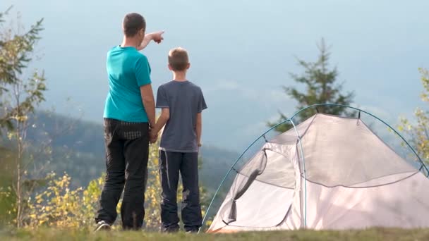 Padre Hijo Caminan Juntos Las Montañas Verano Familia Activa Viaje — Vídeo de stock