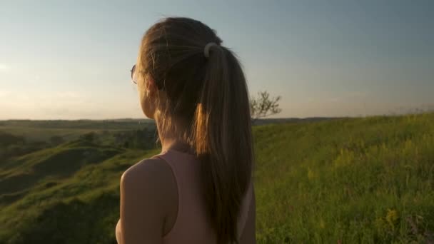 Mujer Joven Pie Campo Verde Mirando Atardecer Vista Naturaleza Noche — Vídeos de Stock