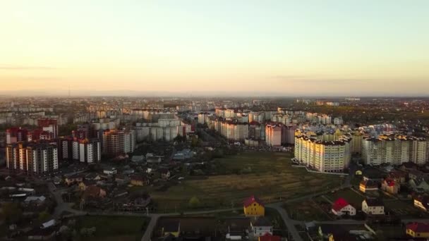 Luchtfoto Van Hoge Residentiële Flatgebouwen Particuliere Huizen Buitenwijk Bij Zonsondergang — Stockvideo