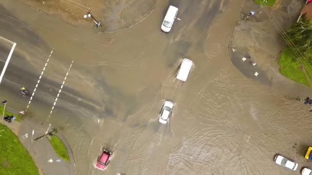 Luftaufnahme Von Autos Die Auf Überfluteter Straße Mit Regenwasser Fahren — Stockvideo