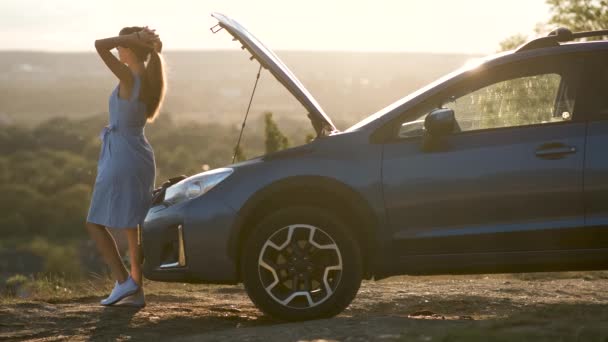 Молода Жінка Водій Стоїть Біля Розбитого Автомобіля Відкритим Капюшоном Оглядаючи — стокове відео