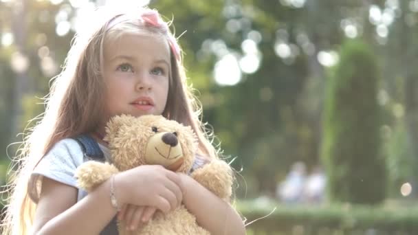 Glückliche Kleine Vorschulmädchen Spielen Mit Ihrem Lieblings Teddybär Spielzeug Freien — Stockvideo