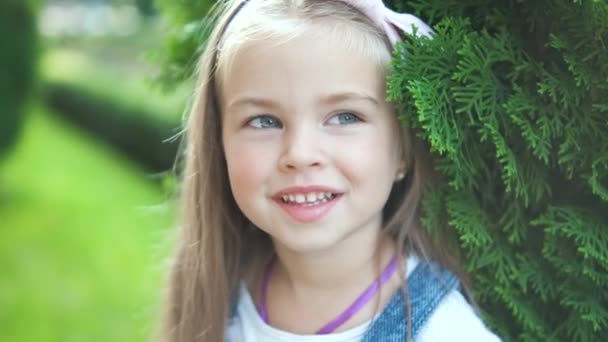Porträt Eines Glücklichen Hübschen Mädchens Das Sommerpark Steht Und Die — Stockvideo