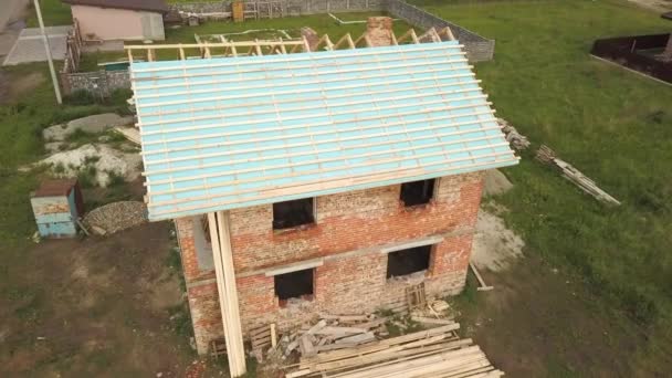 Letecký Pohled Cihlový Dům Dřevěným Střešním Rámem Výstavbě — Stock video