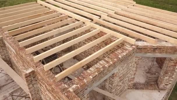 Vista Aérea Una Casa Ladrillo Con Marco Techo Madera Construcción — Vídeos de Stock