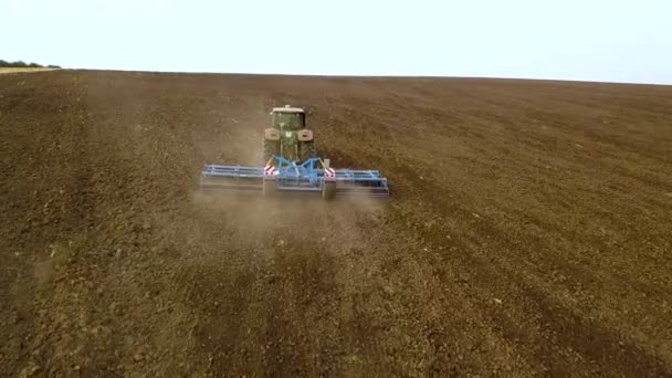 Luchtfoto Van Een Trekker Die Zwart Landbouwbedrijfsveld Ploegt Oogst Herfst — Stockvideo