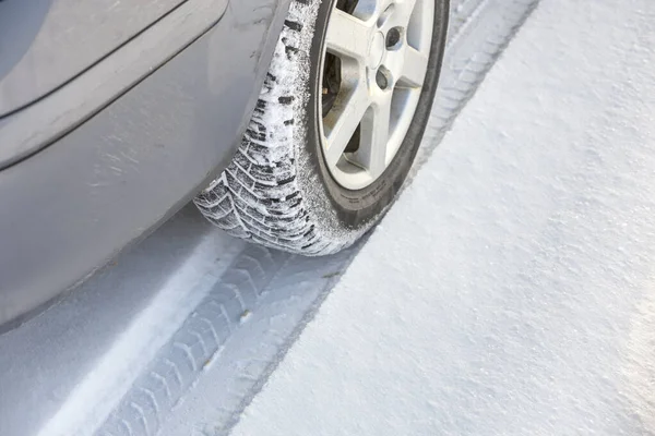 车轮橡胶轮胎在厚厚的积雪中的特写 运输和安全概念 — 图库照片