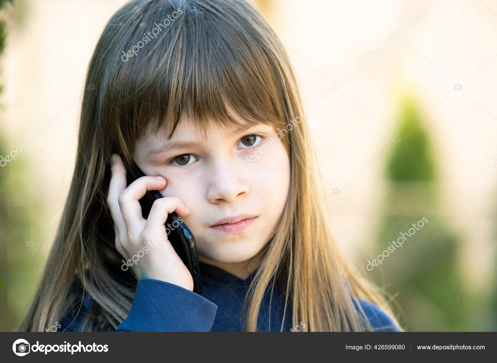 携帯電話で長い髪の少女の肖像画 小さな女性の子供がスマートフォンを使って通信しています 子どものコミュニケーションコンセプト ストック写真 C Bilanol I Ua 携帯電話で長い髪の少女の肖像画 小さな女性の子供がスマートフォンを使って通信しています 子どものコミュニケーションコンセプト ストック写真 C Bilanol I Ua