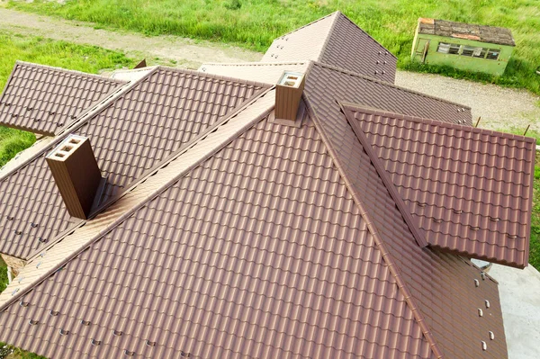 Kahverengi Metal Kiremitlerle Kaplı Bir Çatı Katının Ayrıntıları — Stok fotoğraf
