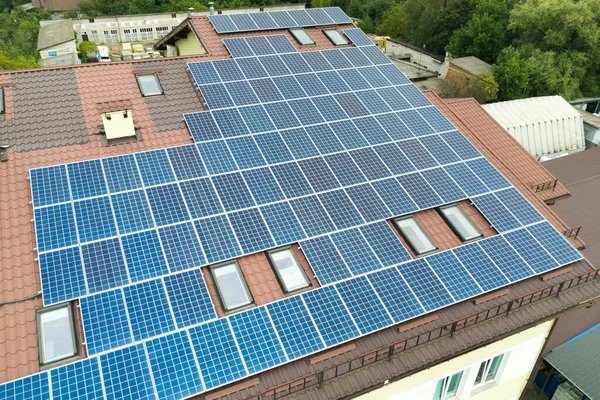 Veduta Aerea Della Centrale Solare Con Pannelli Fotovoltaici Blu Montati — Foto Stock