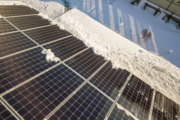 Cerca Superficie Techo Casa Cubierto Con Paneles Solares Invierno Con —  Fotos de Stock