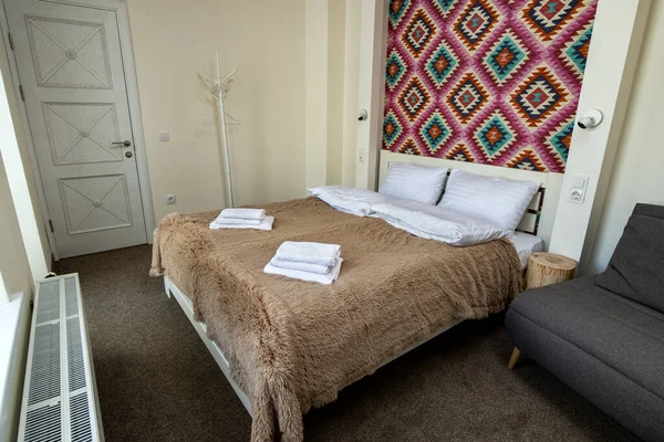 大きなダブルベッドで新鮮なリネンと広々としたホテルのベッドルームのインテリア 現代的な家の居心地の良い現代的な部屋 — ストック写真