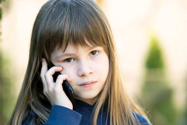 Csinos Hosszú Hajú Mobilon Beszélő Kislány Portréja Egy Kislány Okostelefonnal — Stock Fotó