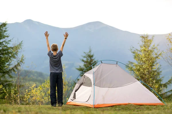 Menino Feliz Com Mãos Levantadas Perto Uma Tenda Turística Acampamento — Fotografia de Stock