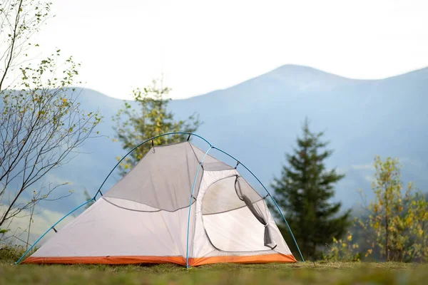 Tenda Caminhantes Vazia Parque Campismo Com Vista Para Majestosos Picos — Fotografia de Stock