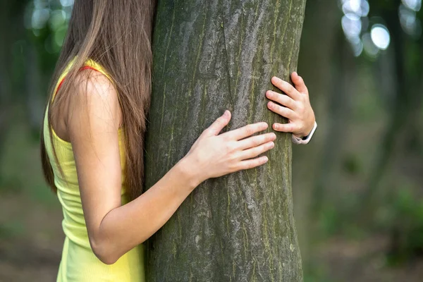 Młoda Kobieta Pochylająca Się Pnia Drzewa Przytulając Dłońmi Letnim Lesie — Zdjęcie stockowe