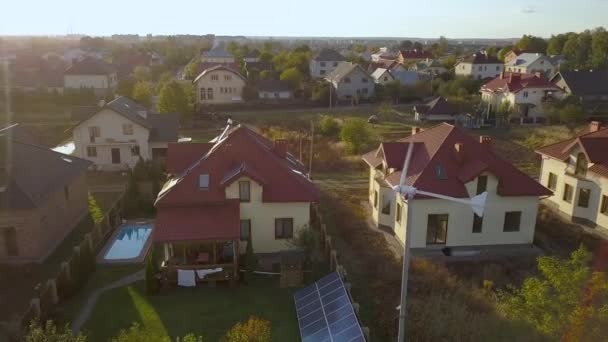 Luftaufnahme Eines Privaten Wohnhauses Mit Sonnenkollektoren Auf Dem Dach Und — Stockvideo