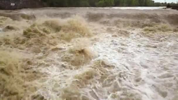 Letecký Pohled Špinavou Řeku Bahnitou Vodou Období Záplav Při Silných — Stock video