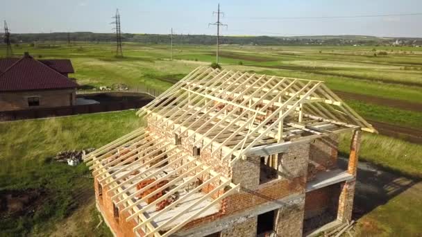 Luchtfoto Van Onafgewerkt Bakstenen Huis Met Houten Dakconstructie Aanbouw — Stockvideo