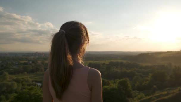 Jovem Mulher Campo Verde Apreciando Vista Pôr Sol Natureza Noite — Vídeo de Stock