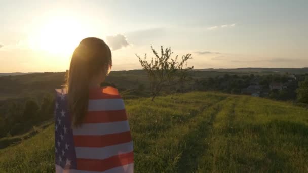 Glückliche Frau Mit Der Nationalflagge Der Usa Freien Bei Sonnenuntergang — Stockvideo