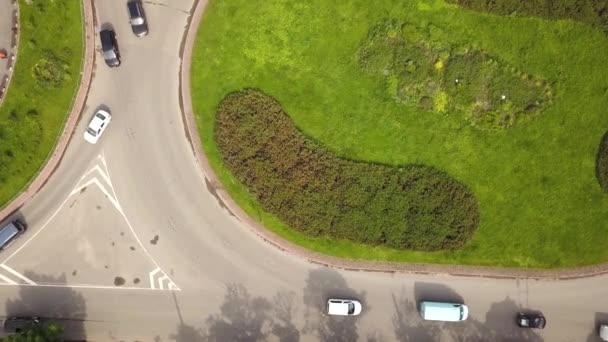 Bovenaanzicht Vanuit Lucht Rotonde Kruising Met Rijdend Autoverkeer — Stockvideo